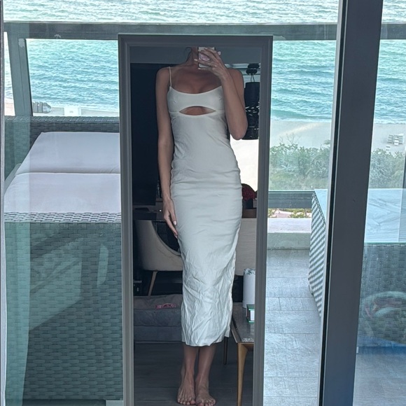 Elegant White Sleeveless Dress - Picture 4 of 5